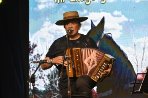 Antonio Tarrago Ros tocó ante una multitud en el VIII Festival del Rey del Chamamé